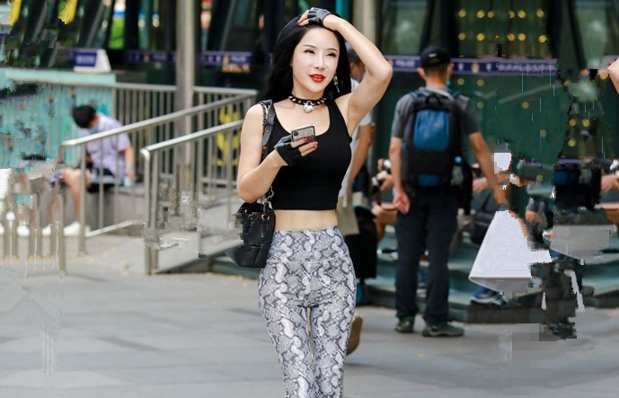 老公带性欲旺盛的老婆让2同事一起玩3P 自己在旁边指挥如何干她