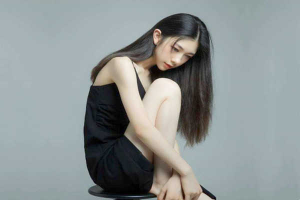 最近撩的良家 骚 女电瓶车接上去她家操b换上吊带睡衣一下扑倒开操